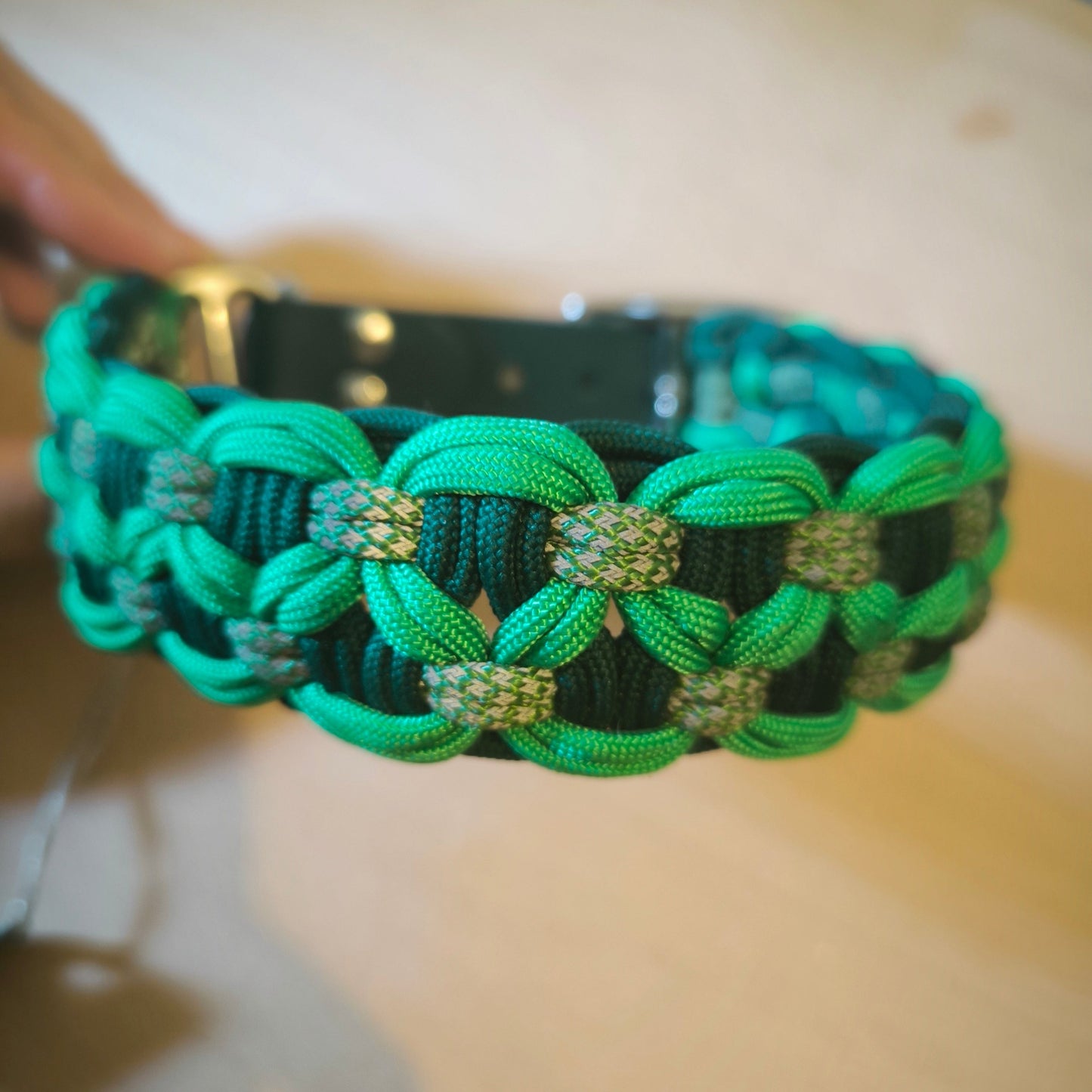 Collier Balder vert réfléchissant pour chien ayant un tour de cou compris entre 38cm et 44cm. Collier réalisé en biothane et paracorde.