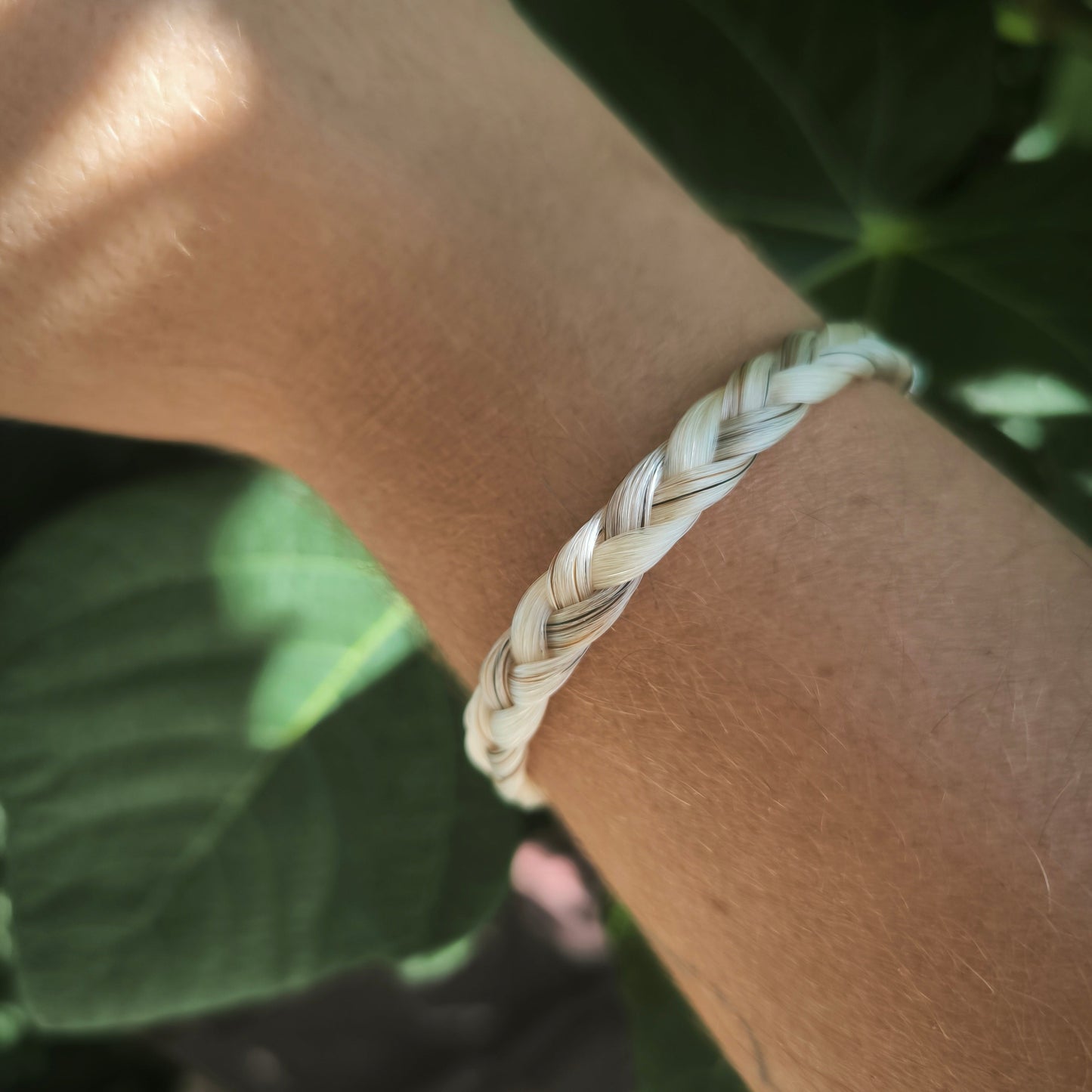 Bracelet Elorëa tressé à la main en crins de cheval avec finition en acier inoxydable, modèle personnalisable.