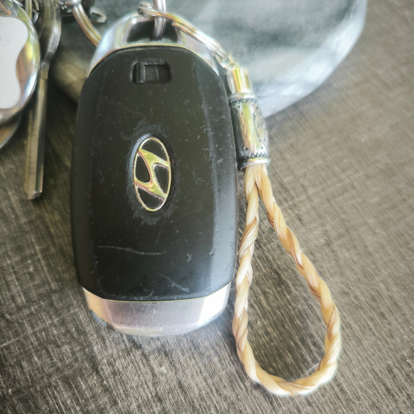 Idée de cadeau personnalisé pour cavalier ou cavalière : porte-clés en crins de cheval tressé sur-mesure.