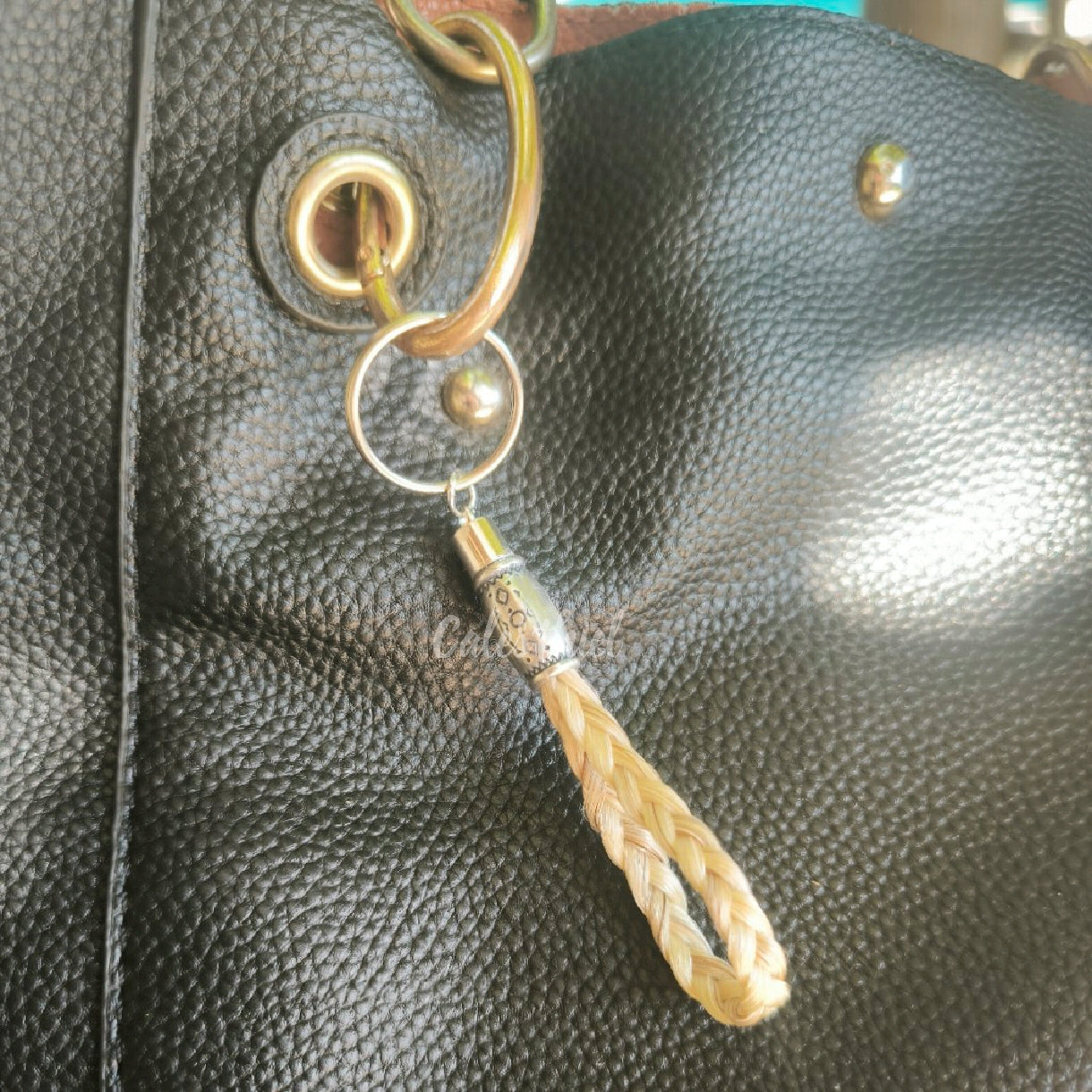 Porte-clés Caelindra tressé à la main en crins de cheval, version personnalisée avec anneau en acier inoxydable.