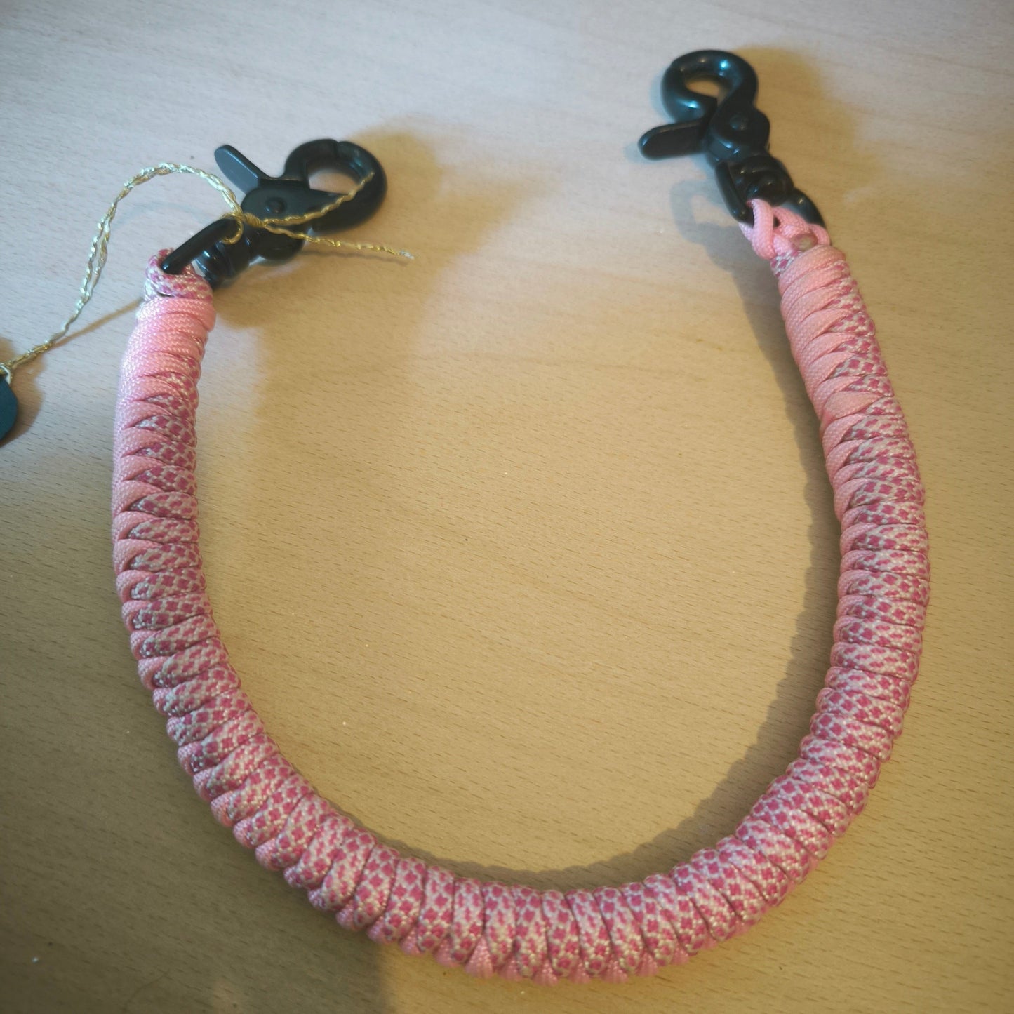 Poignée de selle ronde rose bicolore. Idéal pour vous accompagner dans vos randonnées pour tenir les rênes ou pour créer un point d'attache