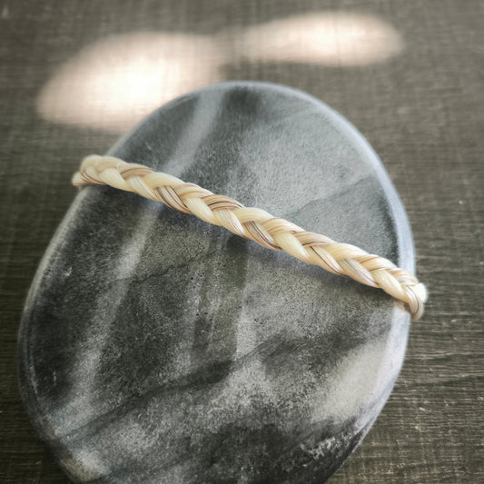 Tressage classique à 3 brins du bracelet Elorëa, confectionné avec les crins naturels de votre cheval.