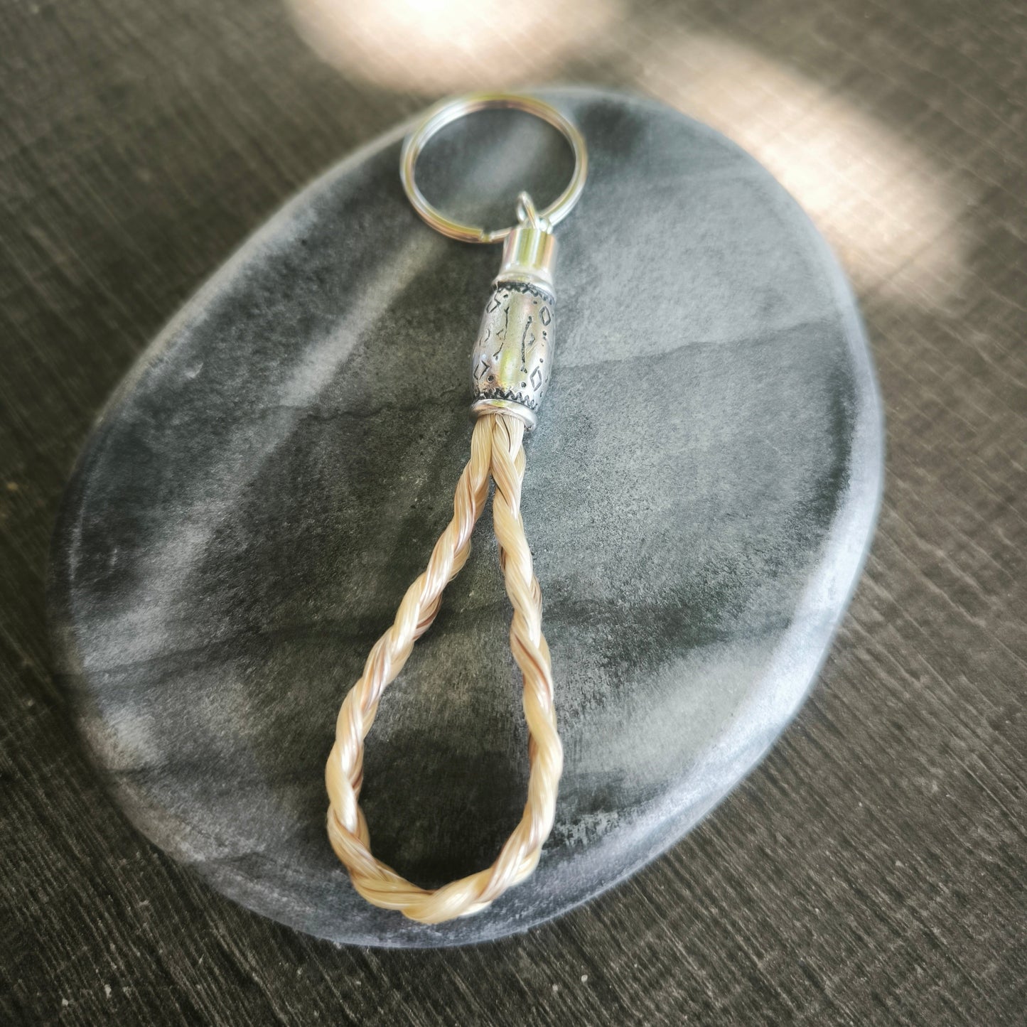 Porte-clés souvenir Caelindra en mémoire d’un cheval disparu, tressé à la main avec ses crins.